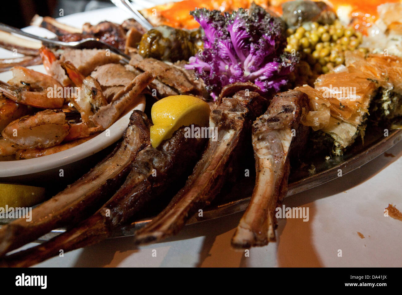 Un enorme piatto di agnelli è visto a Pegasus ristorante a Detroit (MI) Foto Stock