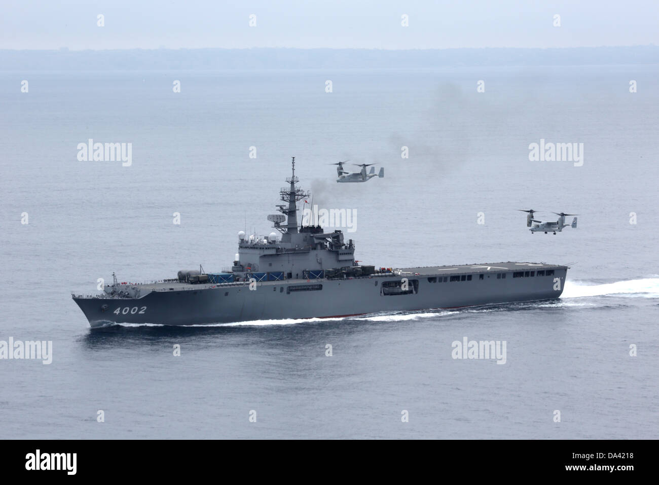 Un MV-22B Osprey con Marine Tiltrotor Squadron 161 si prepara a terra a bordo del JS Hyuga durante l alba Blitz 2013, Giugno 14. Foto Stock