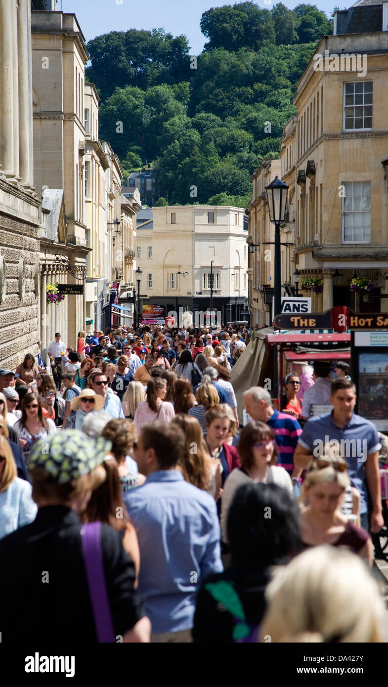 Una folla di gente che lo shopping nel centro di Bath, Somerset, Inghilterra Foto Stock