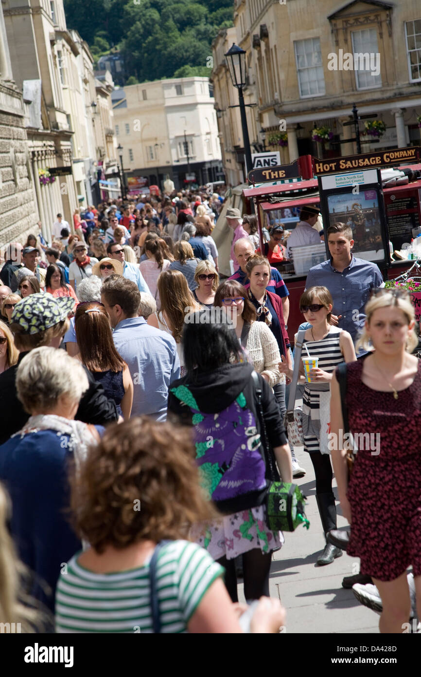 Una folla di gente che lo shopping nel centro di Bath, Somerset, Inghilterra Foto Stock