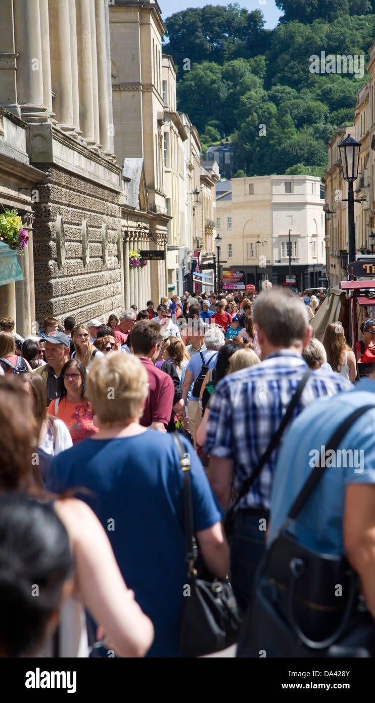 Una folla di gente che lo shopping nel centro di Bath, Somerset, Inghilterra Foto Stock