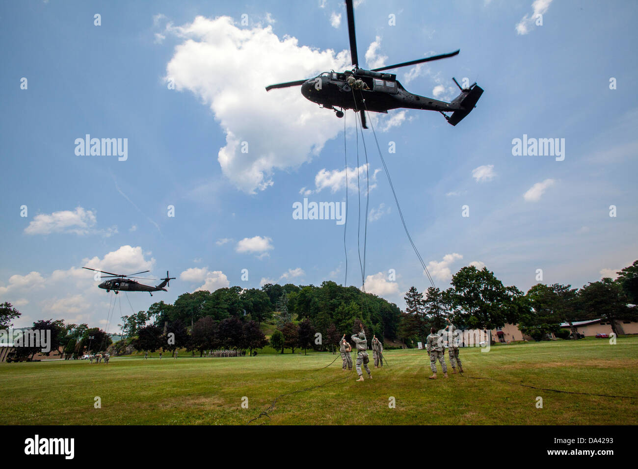 La Guardia Nazionale NJNG UH-60 Black Hawk Black Hawk rappelling soldati soldato Foto Stock