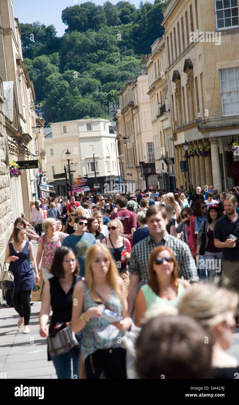 Una folla di gente che lo shopping nel centro di Bath, Somerset, Inghilterra Foto Stock