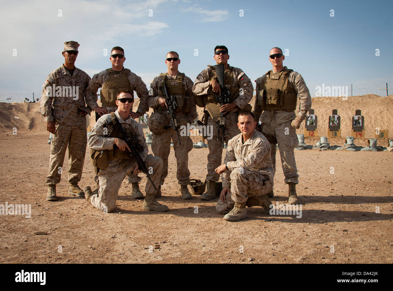 Stati Uniti Marines assegnato alla sezione armeria, Regimental Combat Team 7 posa per una foto di gruppo dopo la conduzione di una politica estera armi Foto Stock