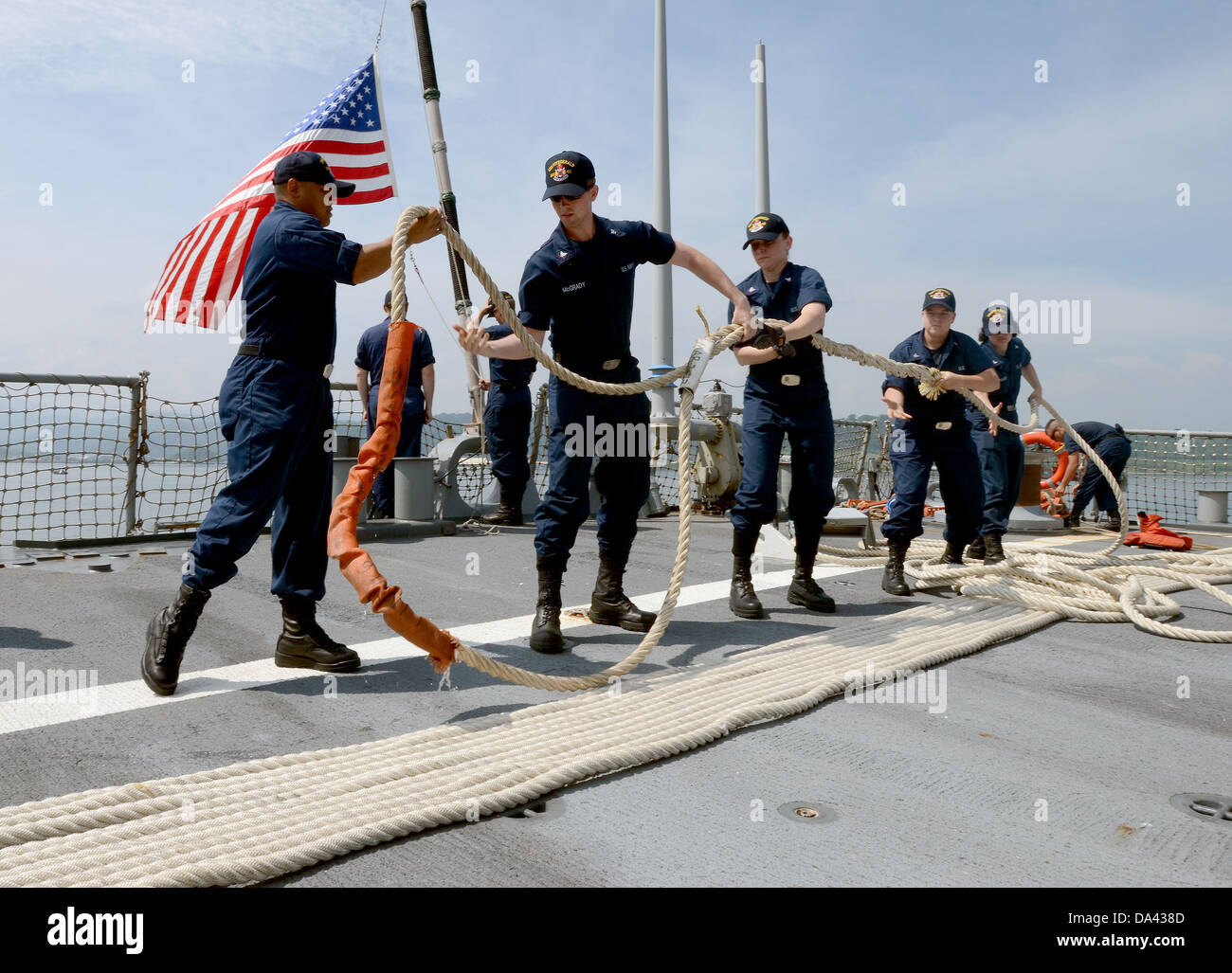 I marinai heave linee di ormeggio a bordo guidato-missile destroyer USS Fitzgerald (DDG 62) durante la cooperazione a galla e disponibilità Foto Stock