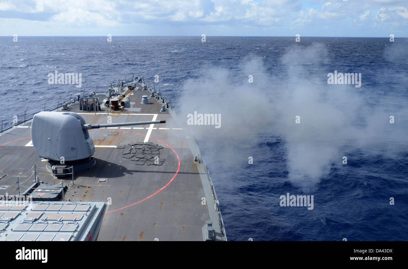 Il guidato-missile destroyer USS Fitzgerald (DDG 62) incendi il suo MC-45 da 5 pollici/.54-calibro pistola leggera durante un'esercitazione a fuoco nel corso della cooperazione a galla la prontezza e la formazione (Carati) Filippine 2013. Più di 600 marinai e Marines sono partecipaz Foto Stock