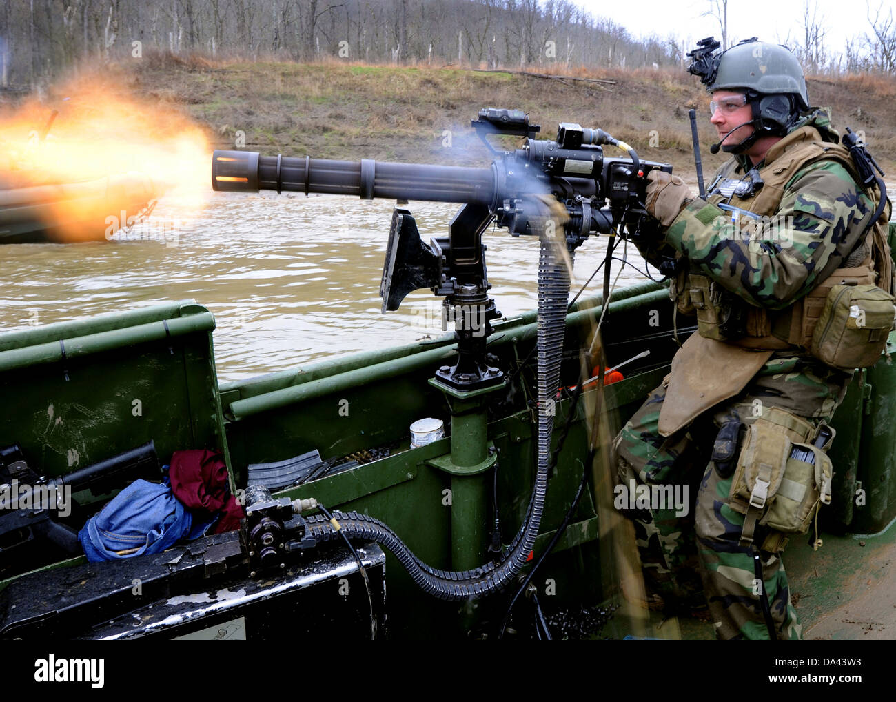 US Navy squadrone fluviale commando spara un GAU-17una mitragliatrice dalla prua di un assalto fluviale barca durante il live fire battaglia trapani Marzo 28, 2010 a Fort Knox, KY. Foto Stock