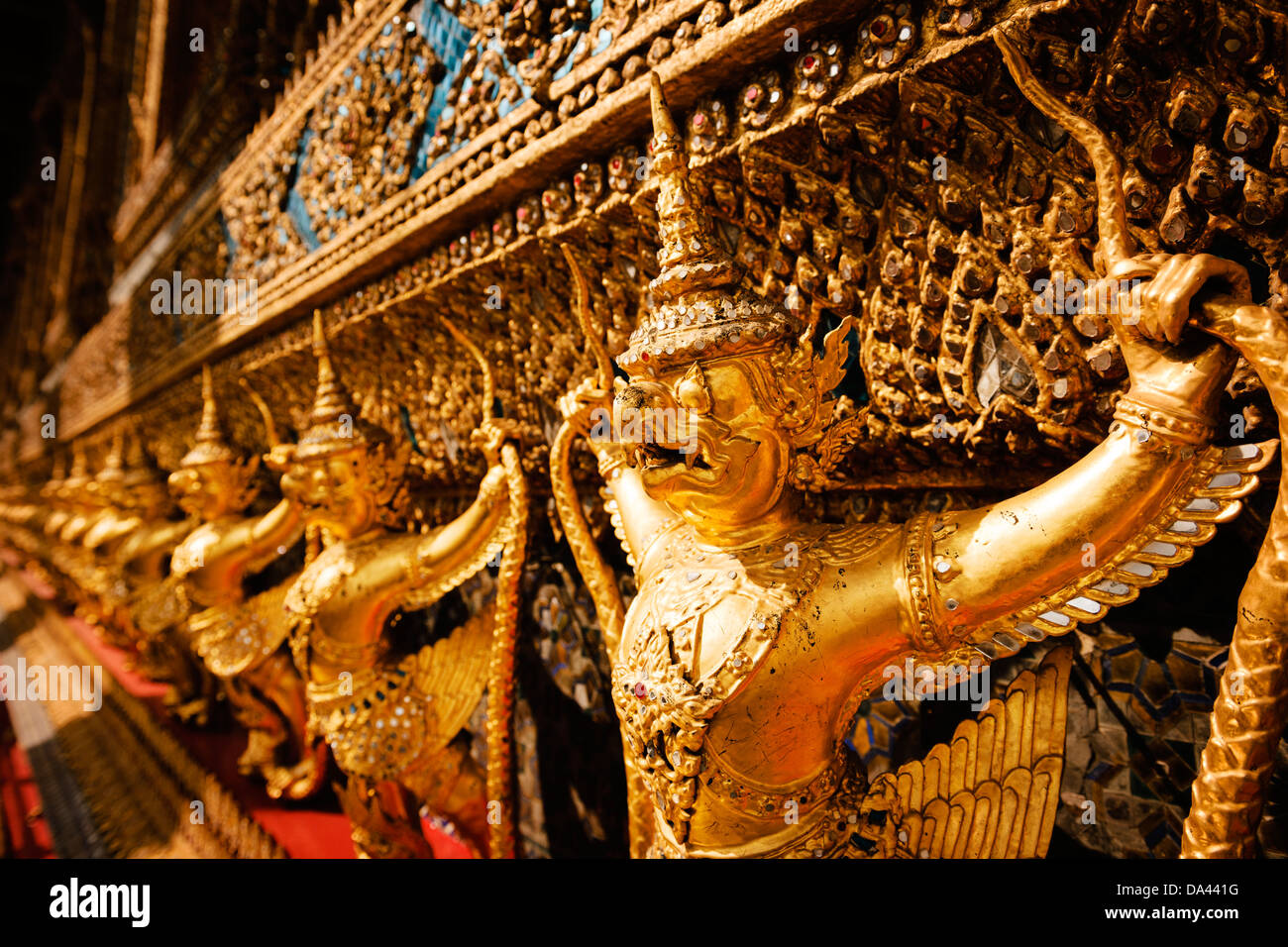 Il Wat Phra Kaew entro il Grand Palace, Bangkok. Foto Stock