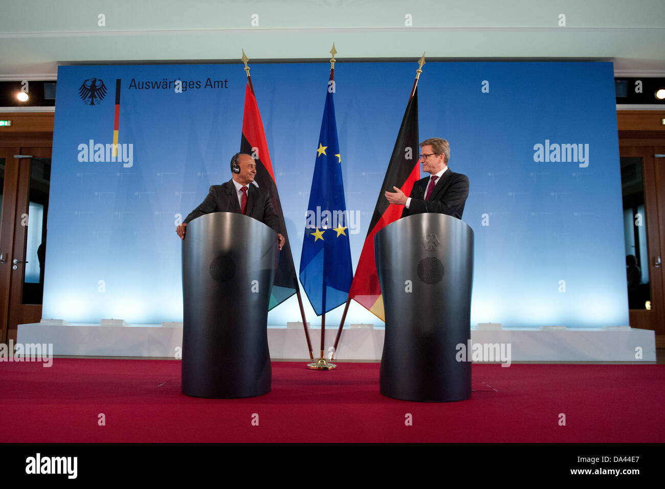 Berlino, Germania. 03 Luglio, 2013. Il Ministro degli esteri tedesco Guido Westerwelle (FDP, R) riceve il Ministro degli Esteri libico Mohamed Abdulaziz a Berlino, Germania, 03 luglio 2013. Foto: MAURIZIO GAMBARINI/dpa/Alamy Live News Foto Stock