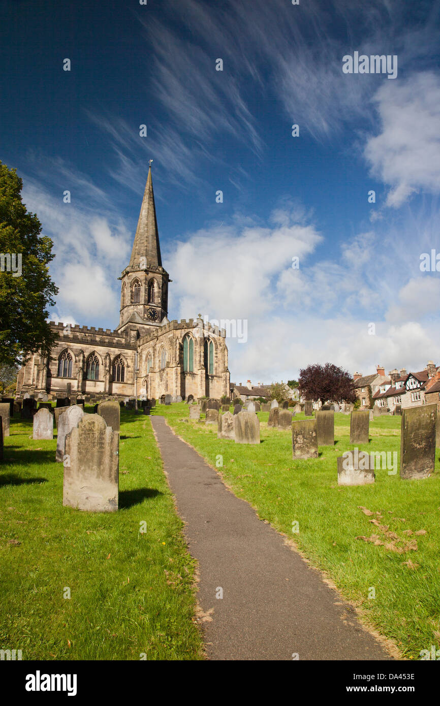 Tutti i Santi la chiesa parrocchiale e il suo cimitero a Bakewell, Derbyshire, England, Regno Unito Foto Stock