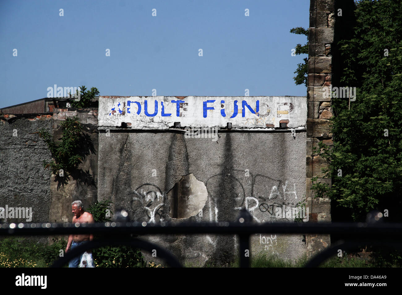 Sbiadita divertimento per adulti segno su edificio abbandonato Foto Stock