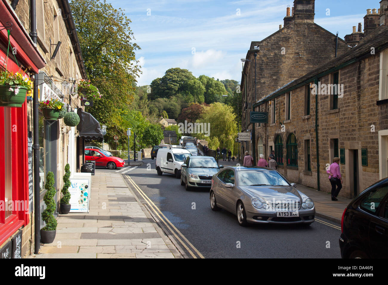 Accodamento di traffico in Bridge Street per ottenere attraverso Bakewell, Derbyshire, England, Regno Unito Foto Stock