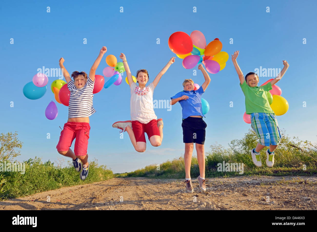 Bambini che giocano con palloncini sul campo Foto stock - Alamy