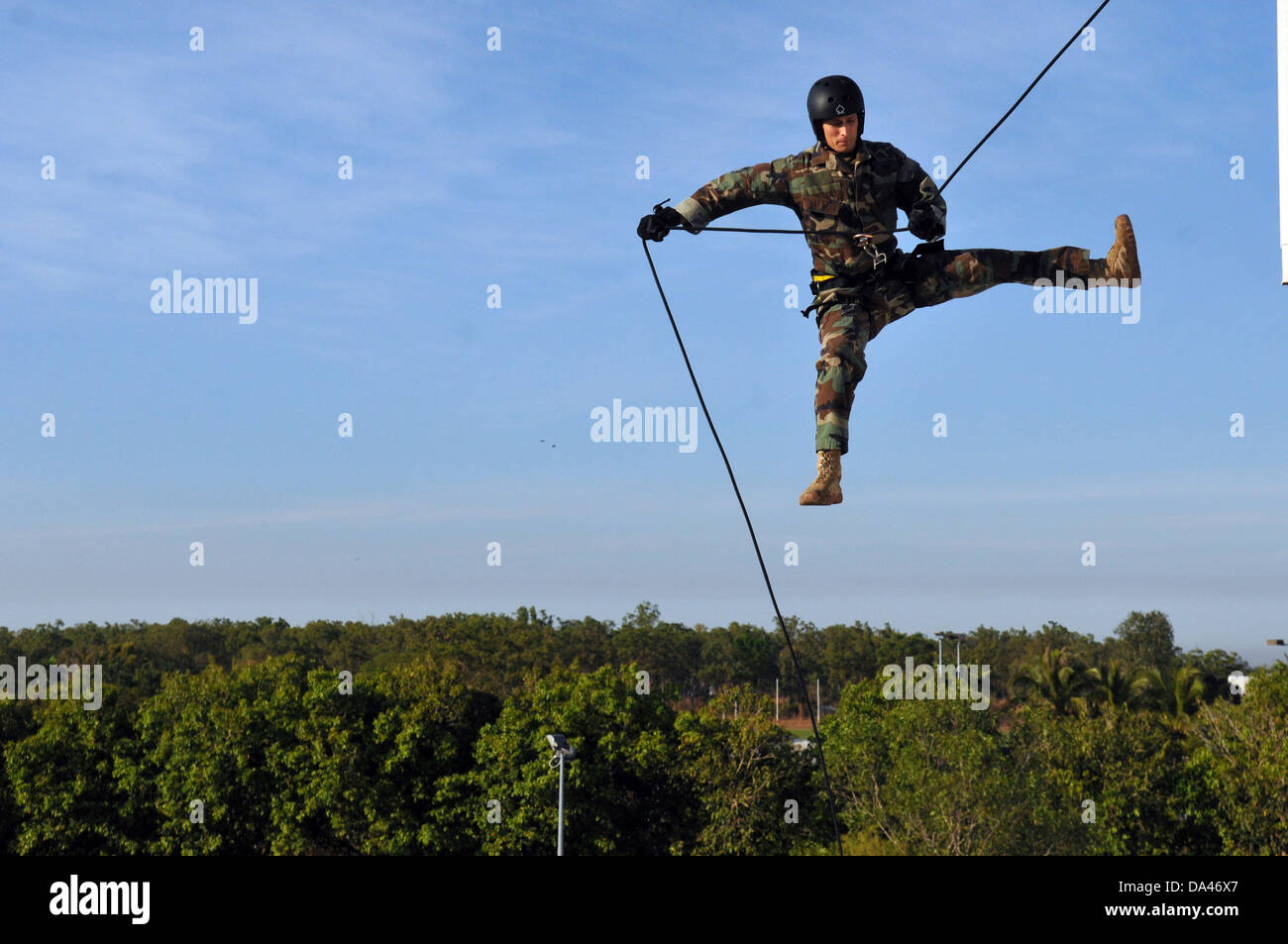 US Navy Lt. Ryan Ramsden con l'eliminazione degli ordigni esplosivi Unità Mobile rappels off una torre mentre la formazione con i membri australiano del Northern Territory tattiche di gruppo di risposta 20 luglio 2011 a Darwin, in Australia. Foto Stock