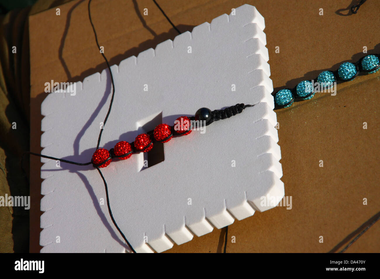 Perle e stringa per lo Shambala braccialetto stile essendo realizzati su pad Foto Stock