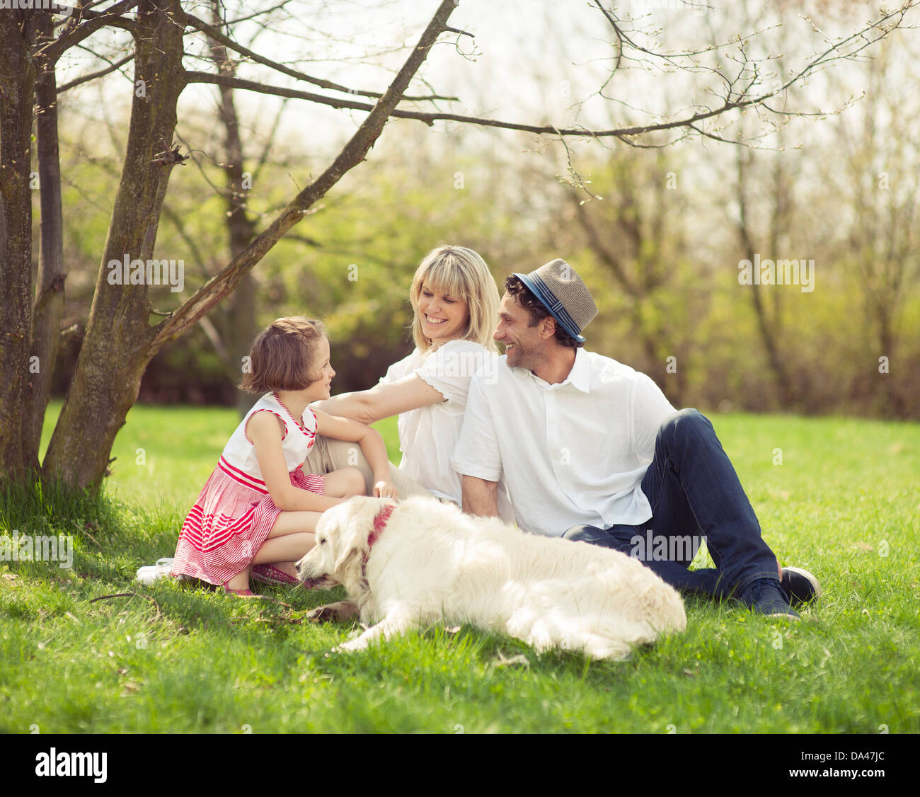 Famiglia seduto in posizione di parcheggio con il cane Foto Stock