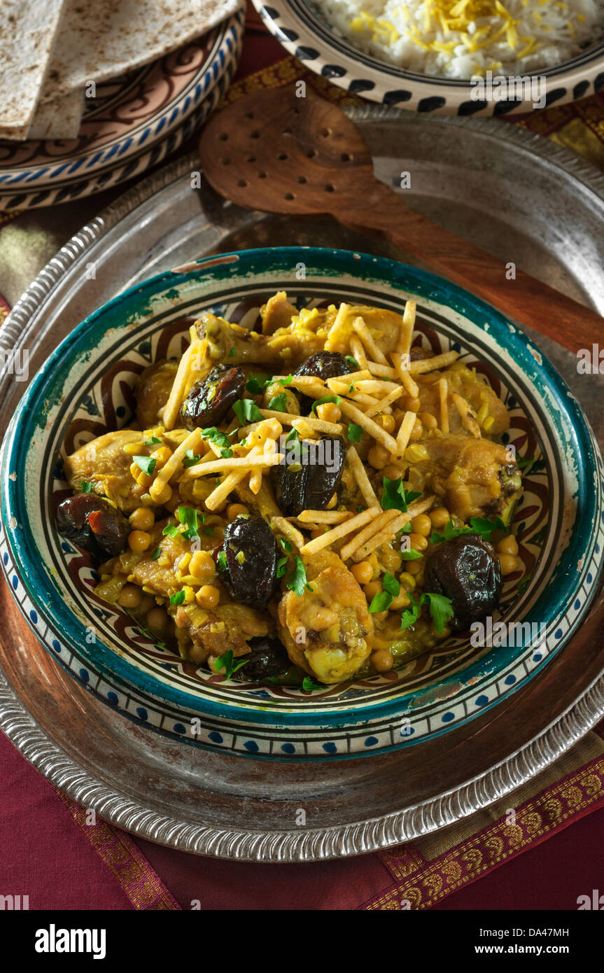 Khoresht pollo con le prugne secche e i ceci. Iran cibo Foto Stock