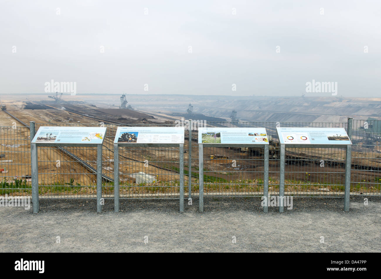 Visualizzazione pubblico punto informazioni con schede display in corrispondenza di una superficie della miniera di carbone in Germania Foto Stock Visualizzazione pubblico punto informazioni con schede display in corrispondenza di una superficie della miniera di carbone in Germania Foto Stock