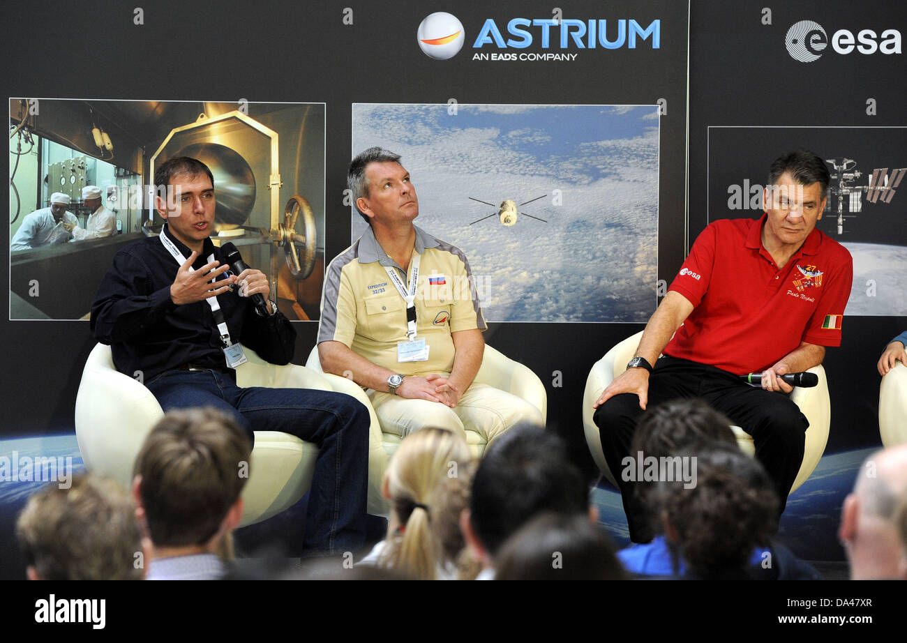 Gli astronauti Sergey Alexandrovich Volkov (L-R Soyuz cosmonauta), Aleksandr Mikhailovich Samokutyayev (Soyuz cosmonauta) e Paolo Angelo Nespoli (italiano l'astronauta dell'ESA) prendere parte a un dibattito attorno alla società aerospaziale Astrium GmbH di Brema, Germania, 03 luglio 2013. Gli astronauti sono di visitare la Germania in connessione con la XXVI Congresso planetario di Colonia. Foto: INGO WAGNER Foto Stock