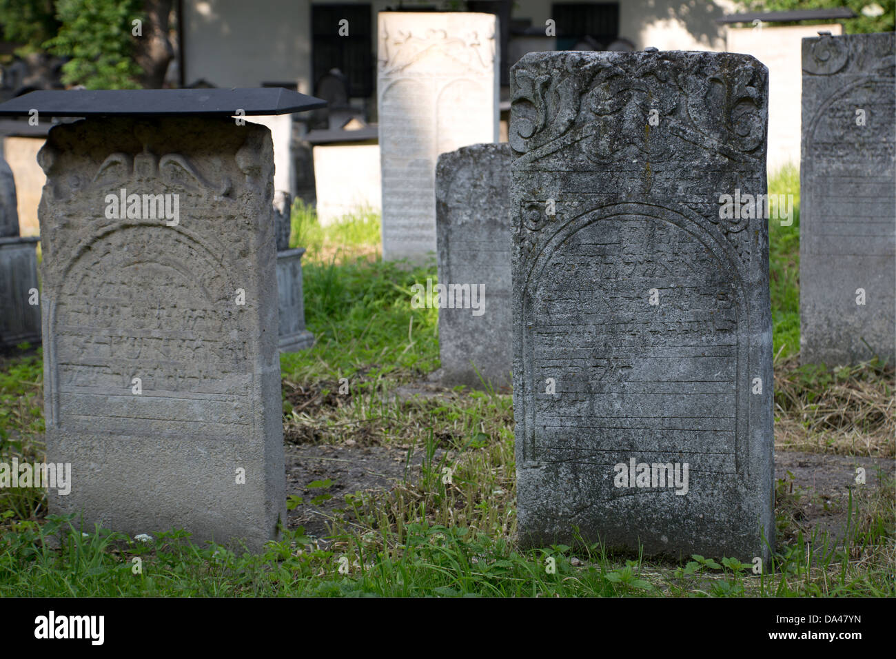 Gli oggetti contrassegnati per la rimozione definitiva a Remuh, il vecchio cimitero ebraico di Cracovia Foto Stock