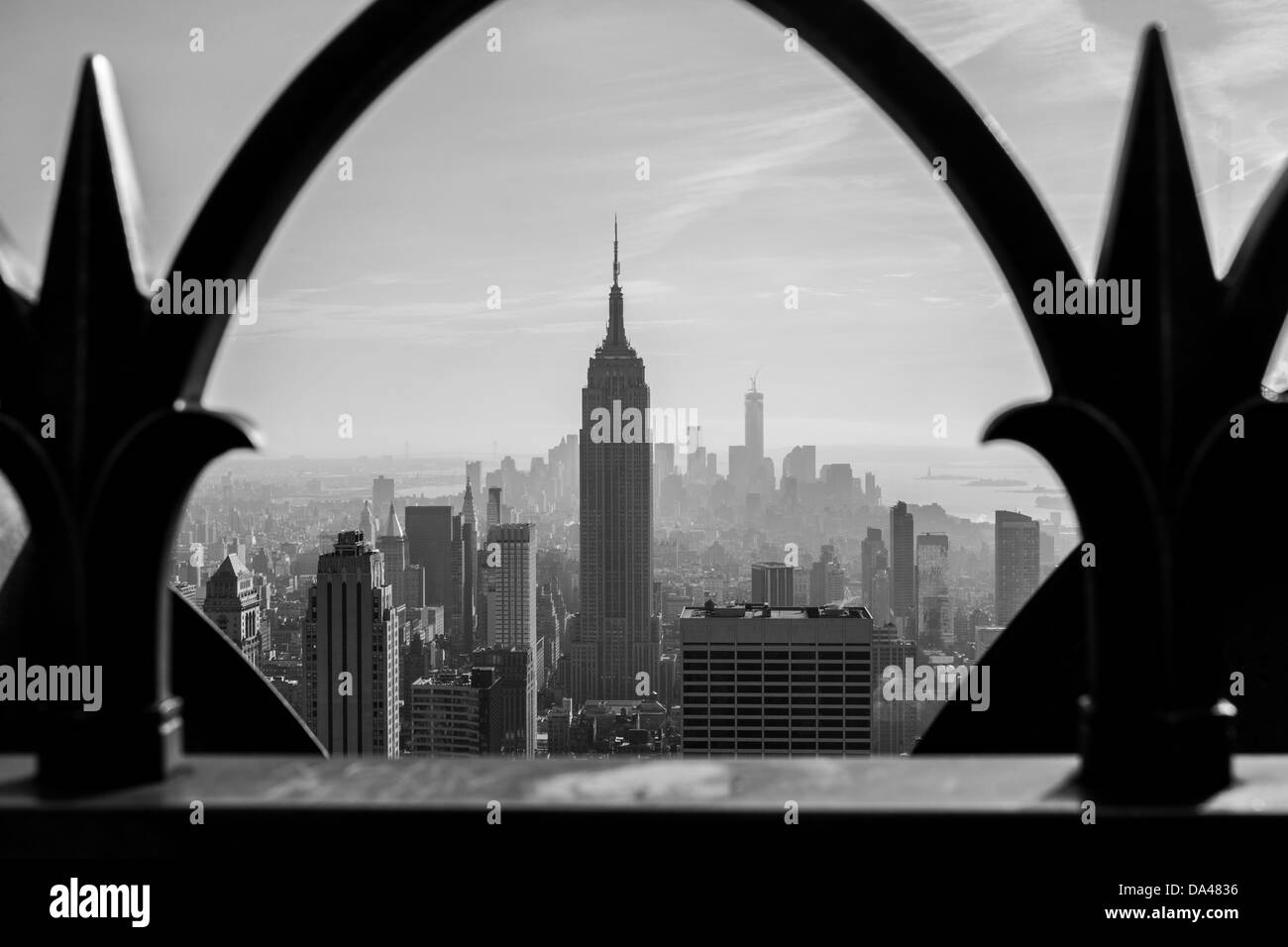 New York - Vista dalla cima del Rock Observatory, Rockefeller Center guardando verso l'Empire State Building, Manhattan Foto Stock