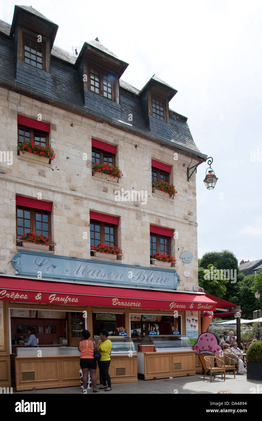 La Maison Bleue Brasserie nel vecchio splendido e pittoresco porto di Honfluer Normandia Francia Foto Stock