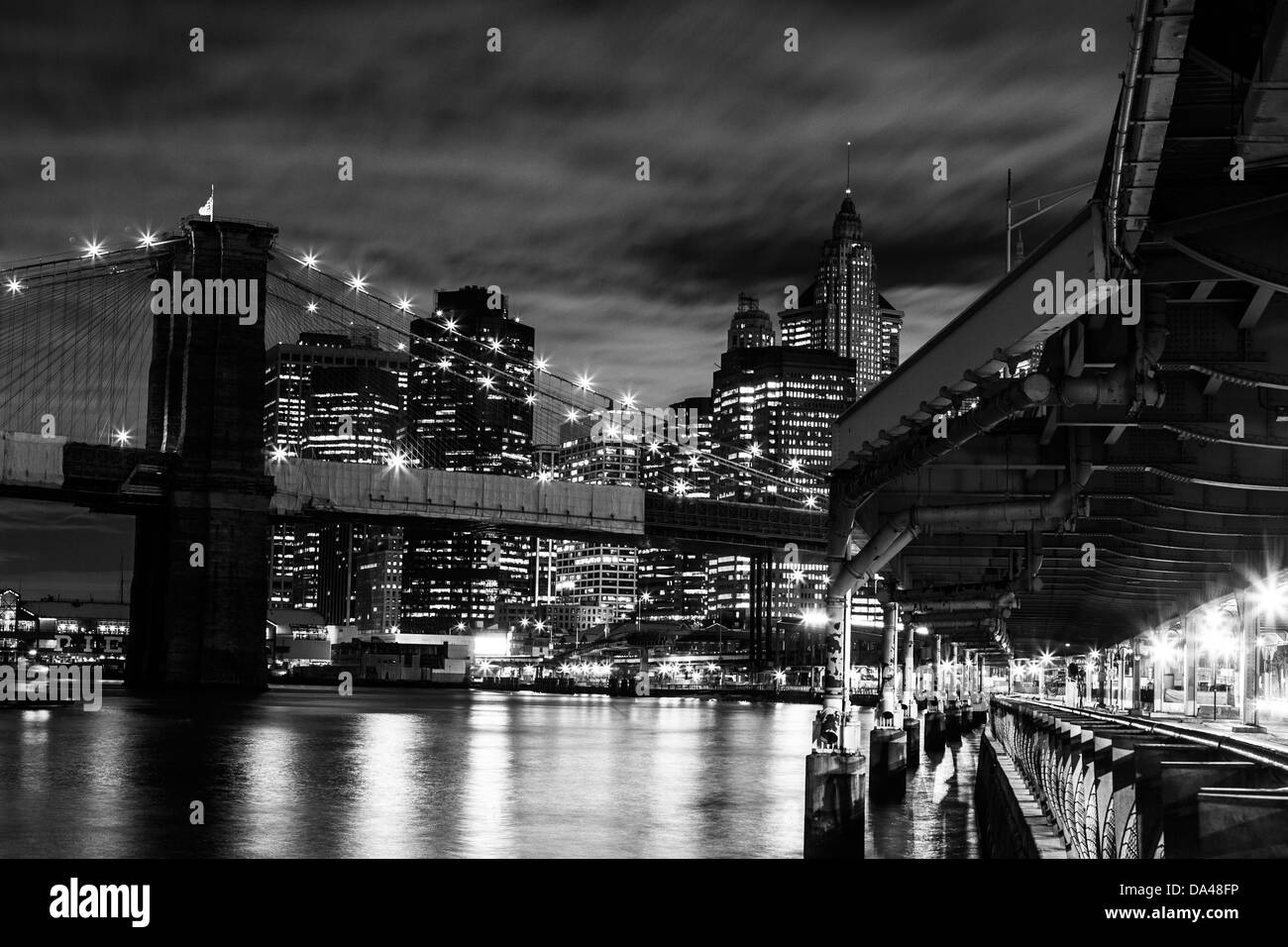 New York - notte in bianco e nero vista del Ponte di Brooklyn e Manhattan Foto Stock