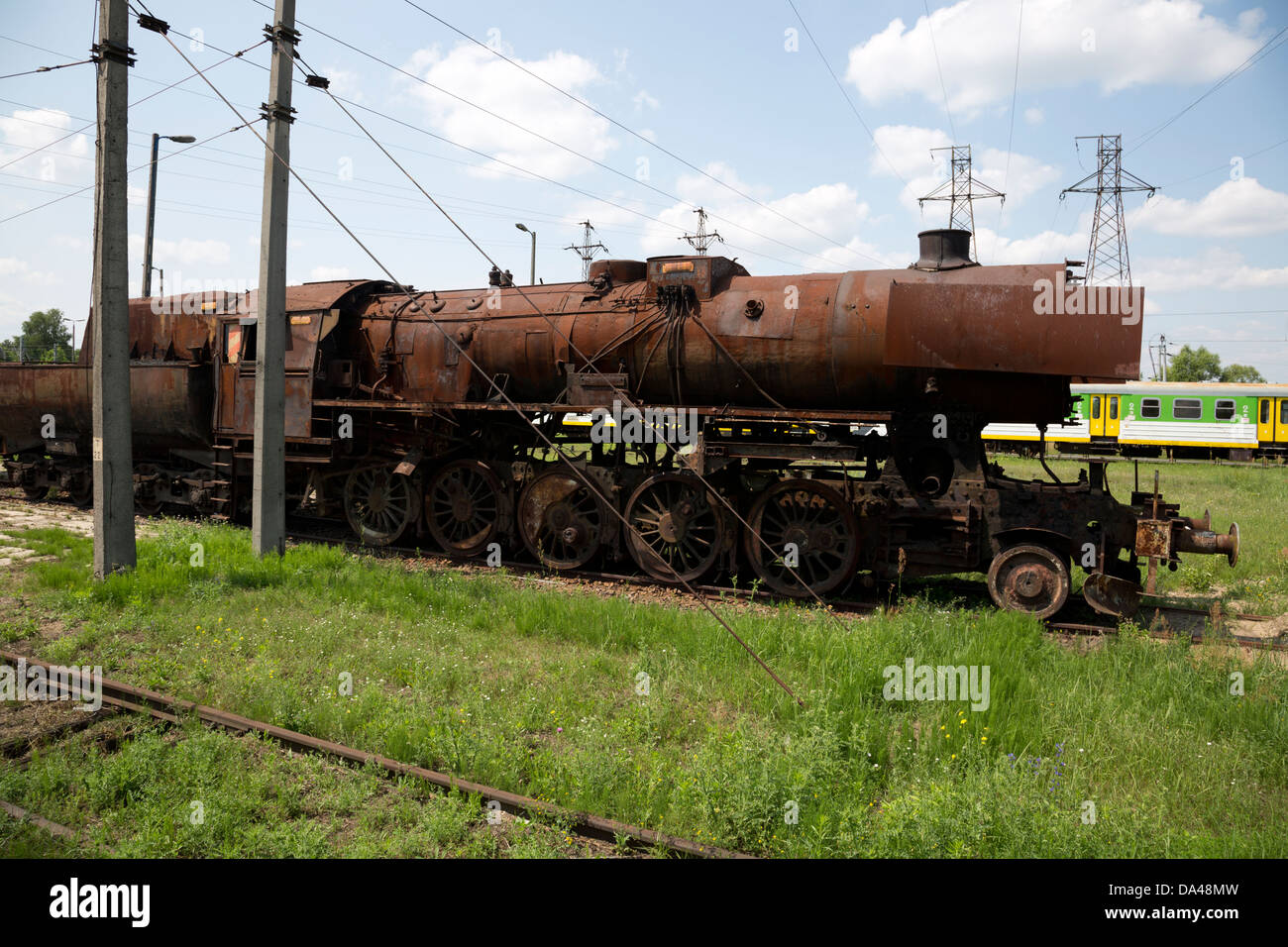 Vecchia locomotiva arrugginito su un binario morto in Tłuszcz, Polonia Foto Stock