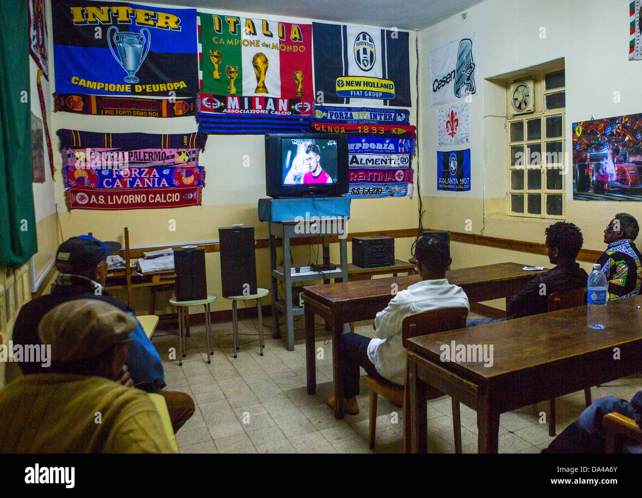 Partita di calcio con l'Arsenal Team all'interno di Casa degli Italiani una sala televisione, Asmara, Eritrea Foto Stock