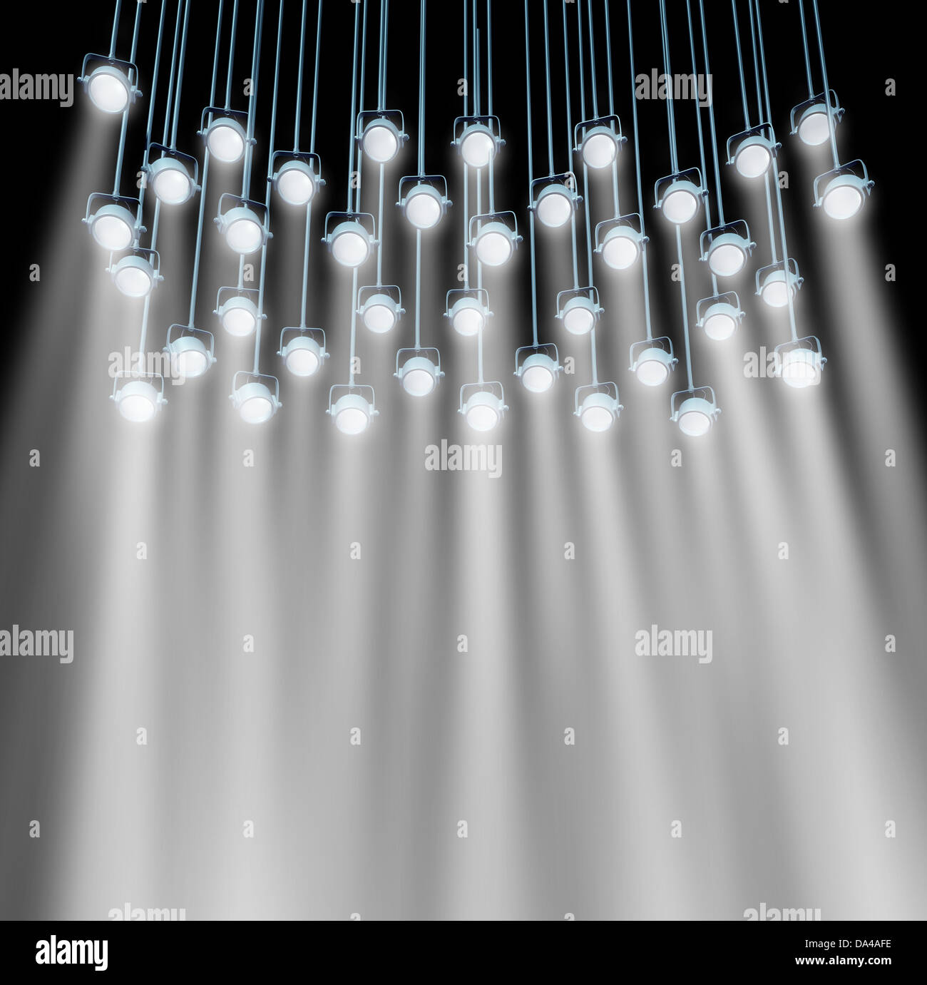 Luci da palco come un gruppo di faretti splendenti illuminando con fasci luminosi di luce per pubblicizzare e promuovere un importante spettacolo teatrale evento o prodotto come il marketing e la comunicazione del concetto. Foto Stock