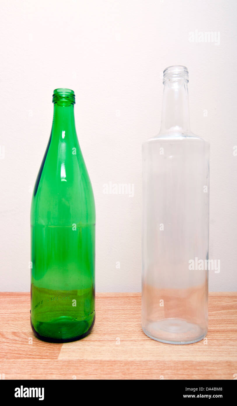 Una bottiglia in vetro verde e una bottiglia di vetro chiaro Foto Stock