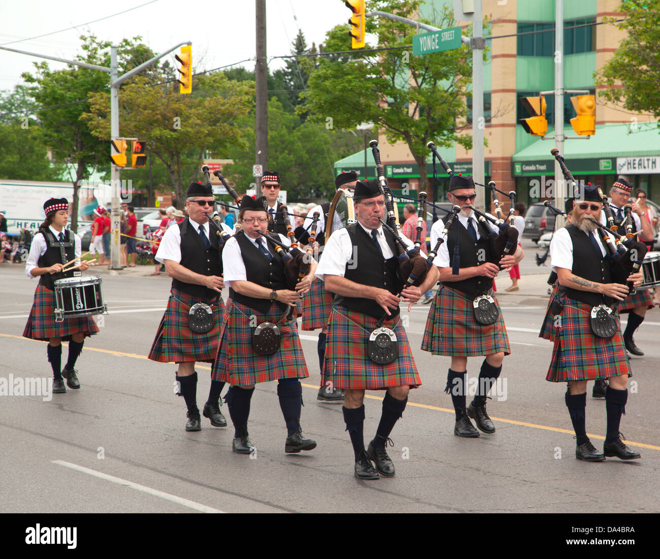 AURORA, Ontario, Canada - 1 luglio: irlandesi nel loro kilt giocano il loro cornamuse durante il Canada parata del giorno in corrispondenza di una parte di giovani str Foto Stock
