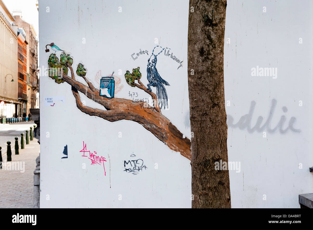 Trompe l'oeil street art, Bruxelles. Dipinto di ramo di albero su edificio accanto alla struttura. Foto Stock