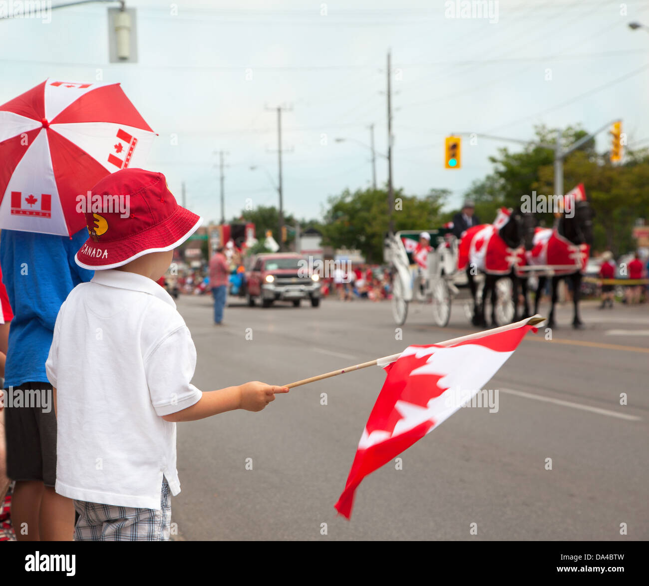 Ragazzi guardando un Canada parata del giorno. Aurora, Ontario, Canada. Foto Stock