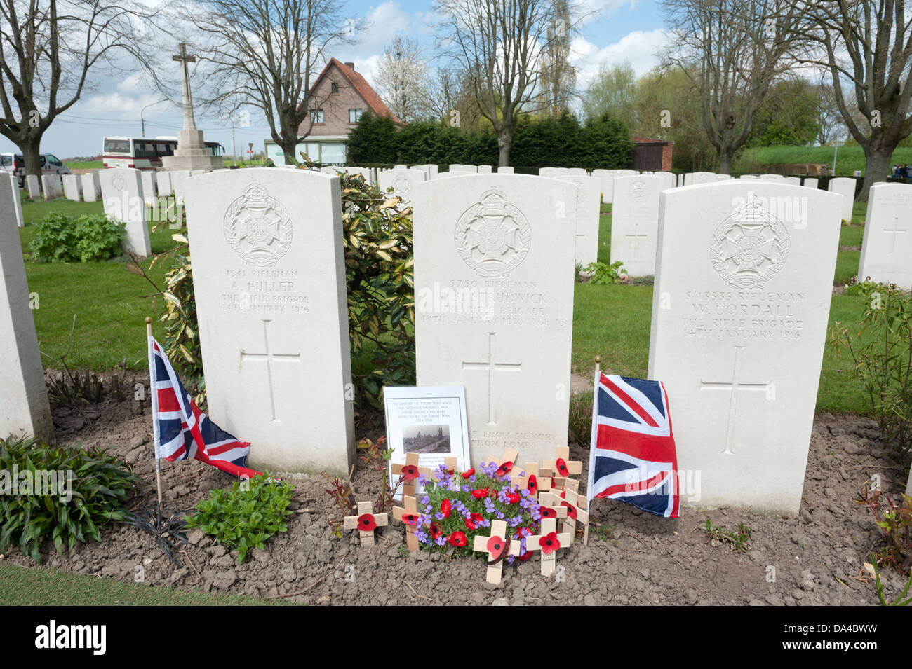 Fattoria di Essex Commonwealth War Graves cimitero, Ypres, Belgio. Mostra la tomba di Rifleman Strudwick invecchiato 15. Foto Stock