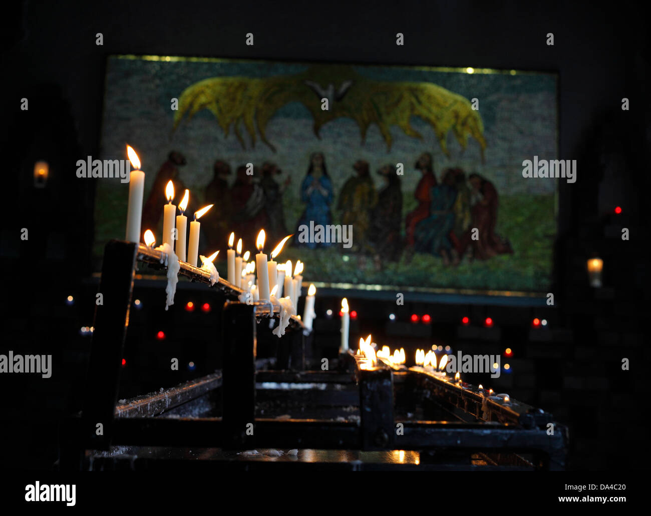 Le candele accese dai pellegrini nella Cappella del Santo Spirito a Walsingham, Norfolk, Inghilterra. Foto Stock