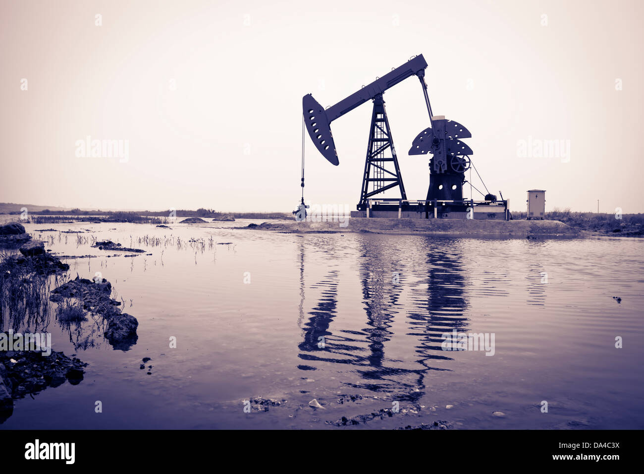 Pompa olio di jack e di riflessione, colore dai toni Foto Stock