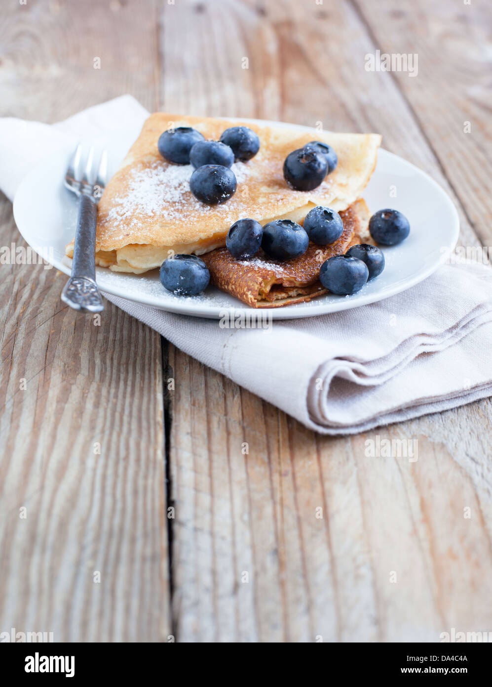 Crepes con mirtilli e zucchero in polvere Foto Stock