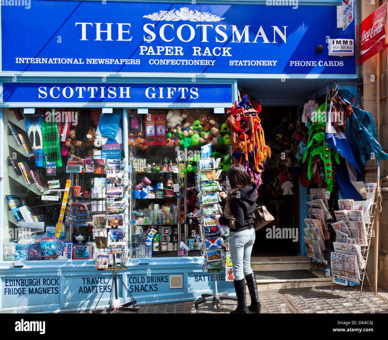 The Scotsman giornalai mondo di vendita press international e quotidiani esteri city centre Edinburgh Scotland Regno Unito GB EU Europe Foto Stock