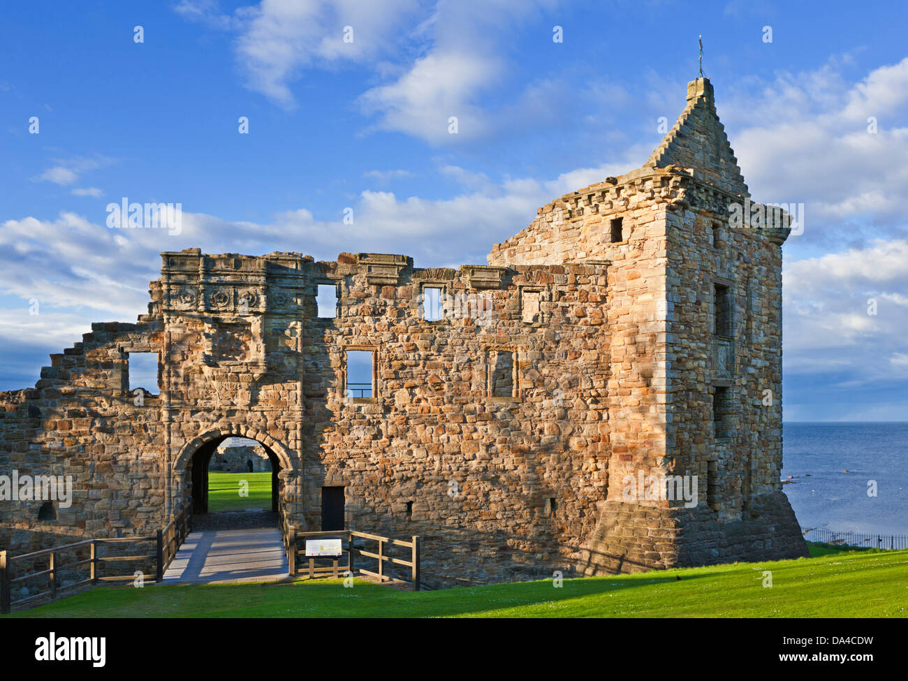 St Andrews Scotland St Andrews Castle una pittoresca rovina nel Royal Burgh costiero di St Andrews Fife Scotland UK GB Europe Foto Stock