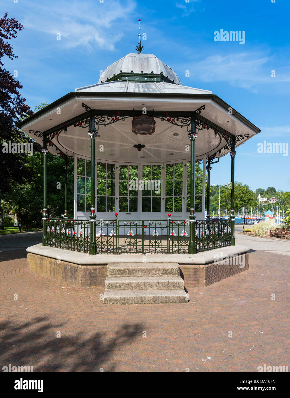 Dartmouth, Devon, Inghilterra. Il 1 luglio 2013. Il bandstand a Royal Avenue Giardini in Dartmouth centro città centro. Foto Stock