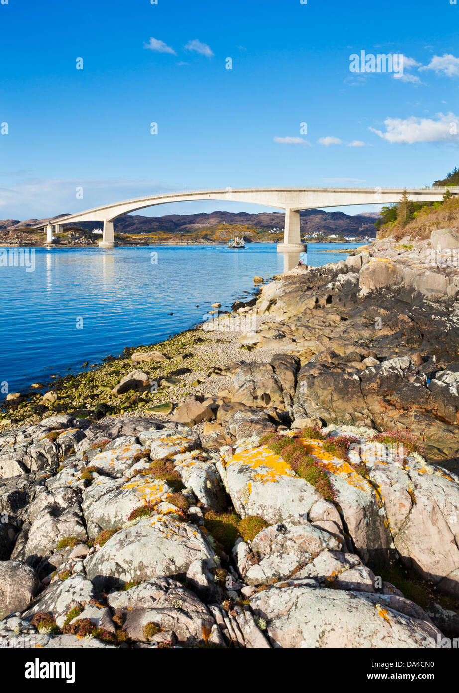 La Skye Bridge che collega la terraferma scozzese con l'Isola di Skye delle Highlands e delle isole della Scozia UK GB EU Europe Foto Stock