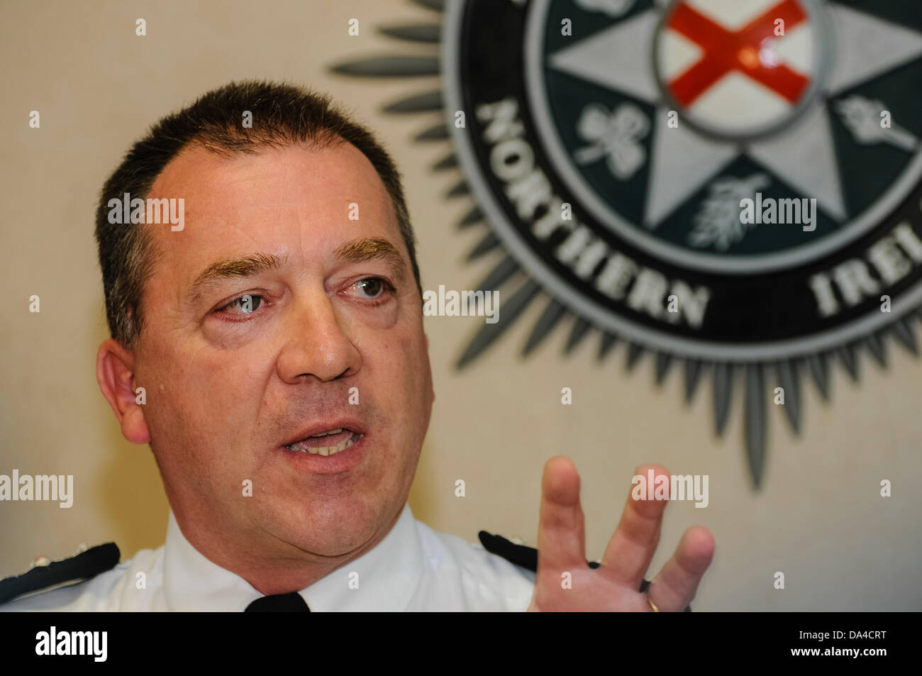 Belfast, Irlanda del Nord. Il 3° luglio 2013. Il servizio di polizia dell'Irlanda del nord (Psni) CHIEF CONSTABLE Matt Baggott risponde ad un pesante relazione da parte di Sua Maestà, Ispettorato di commissioni (HMIC) nell'indagine storica squadra (HET) Credito: Stephen Barnes/Alamy Live News Foto Stock