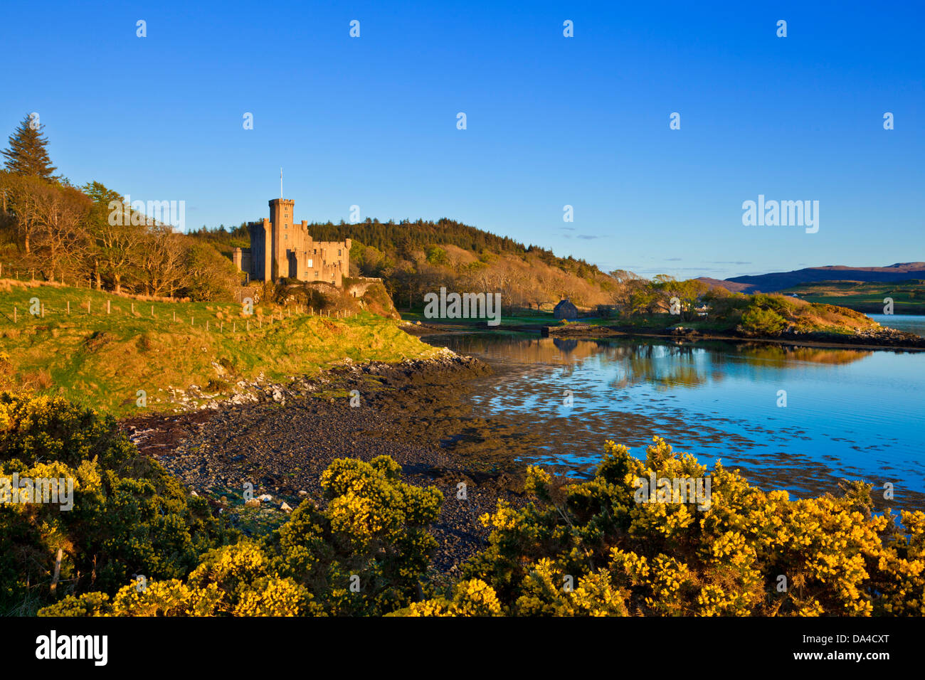 Il castello di Dunvegan esterno e giardini Isola di Skye delle Highlands e delle isole della Scozia UK GB EU Europe Foto Stock