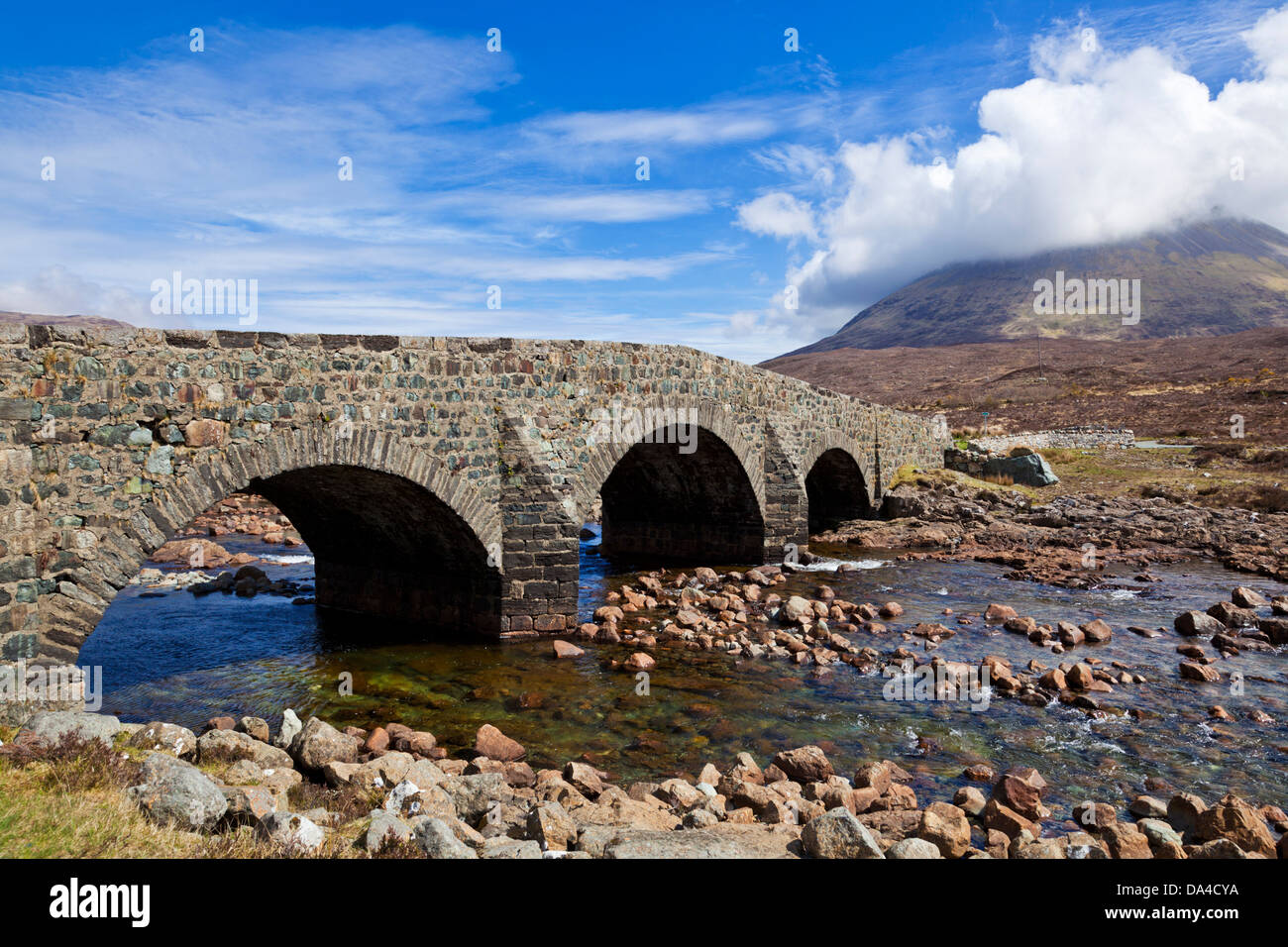 Il vecchio ponte di Sligachan oltre il fiume Sligachan sull'Isola di Skye delle Highlands e delle isole della Scozia UK GB EU Europe Foto Stock