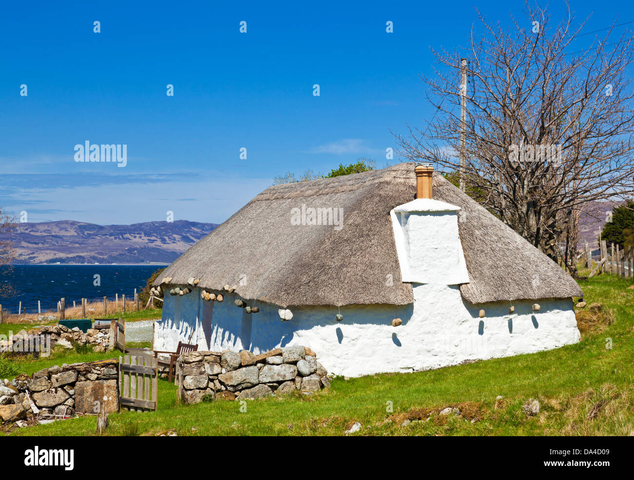 In vecchio stile tradizionale tetto in paglia cottage sull'Isola di Skye delle Highlands e delle isole della Scozia UK GB EU Europe Foto Stock