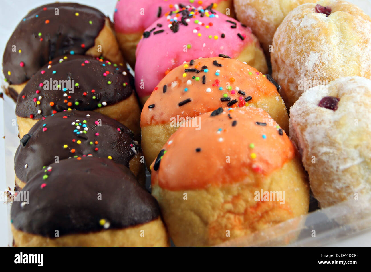 Molte le ciambelle le combinazioni di sapore sullo sfondo bianco. Foto Stock