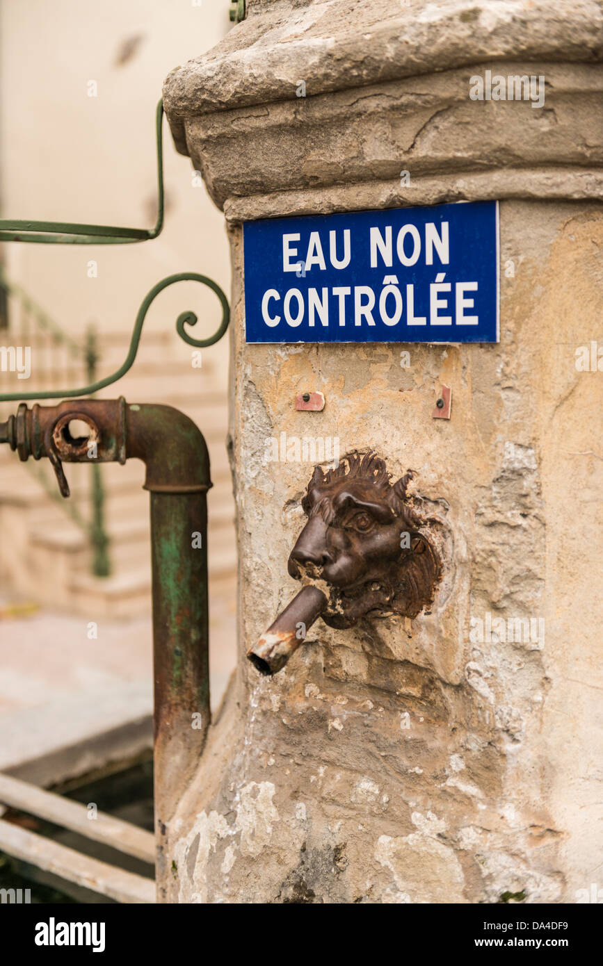 Scheda nella piazza del villaggio di St Jean de Fos, Hérault, Languedoc-Roussillon, Francia Foto Stock