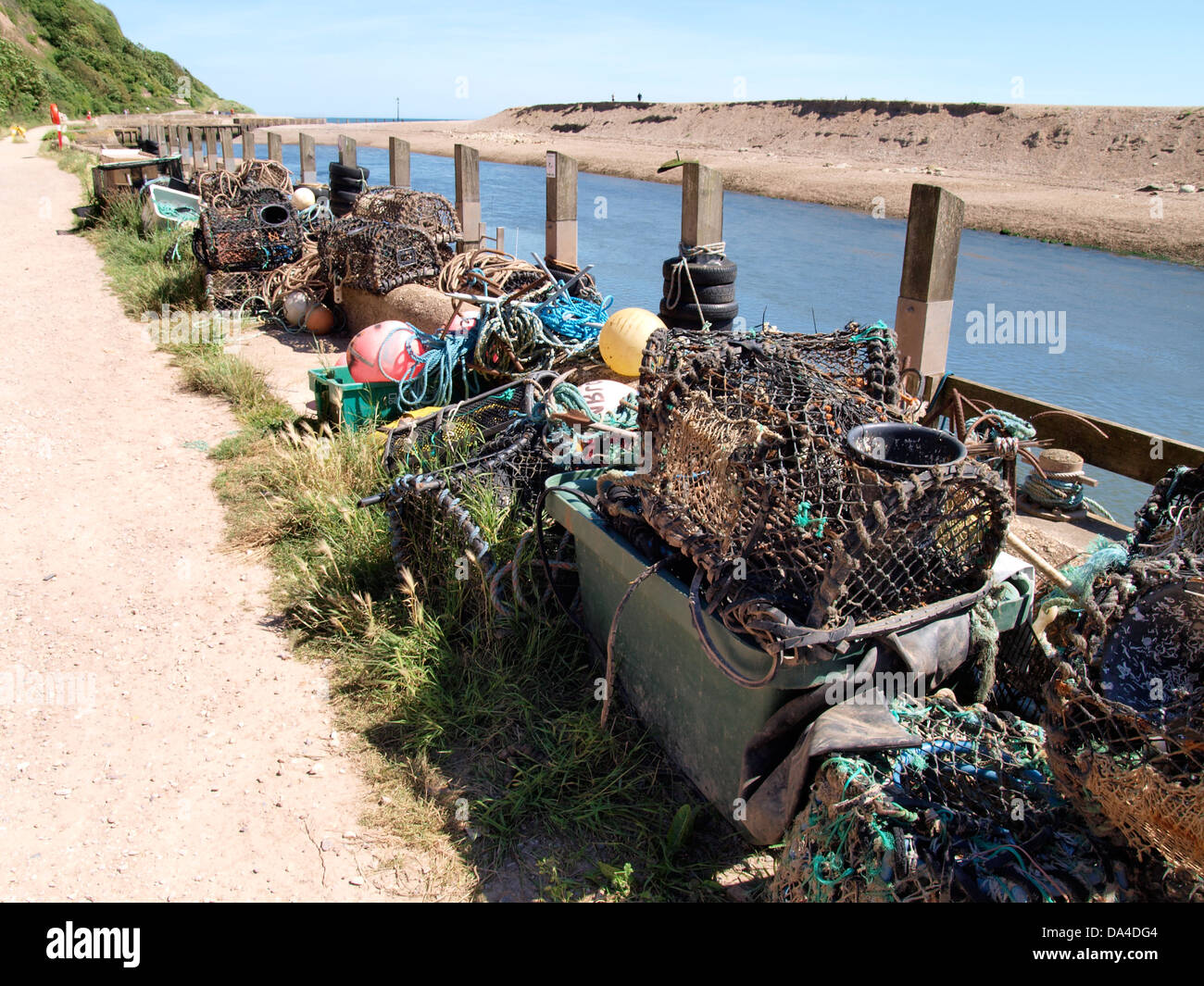 Accozzaglia di old commerciale di attrezzature da pesca, Axmouth Harbour, Seaton, Devon, Regno Unito 2013 Foto Stock