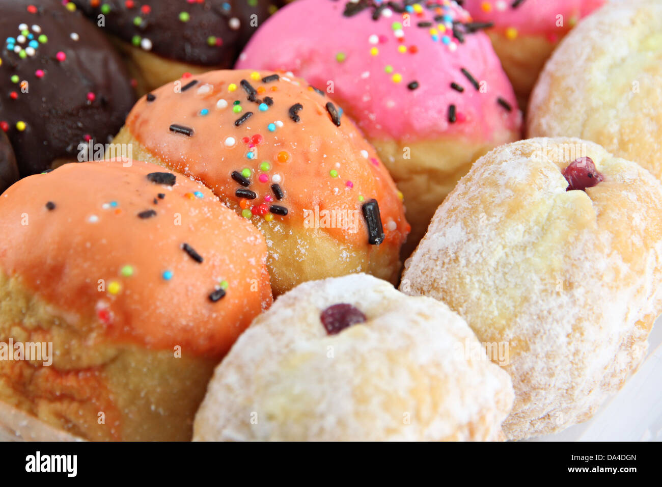 Molte le ciambelle le combinazioni di sapore sullo sfondo bianco. Foto Stock